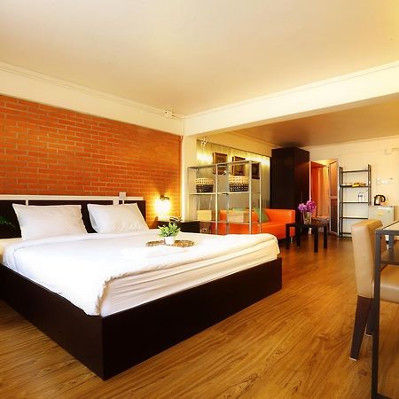 Baan Saladaeng Boutique Guesthouse Bangkok Bagian luar foto