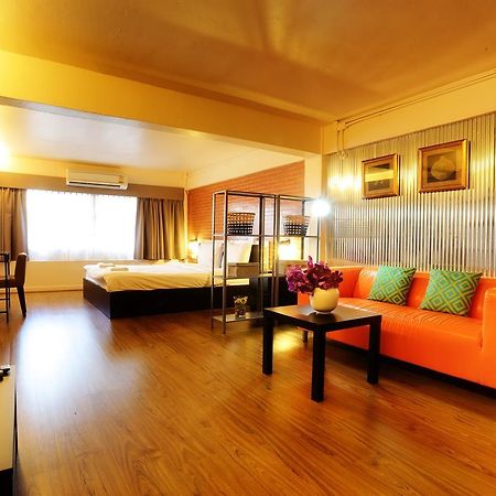 Baan Saladaeng Boutique Guesthouse Bangkok Bagian luar foto
